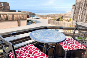 Beachfront Monterey Bay Condo with Pool Access!